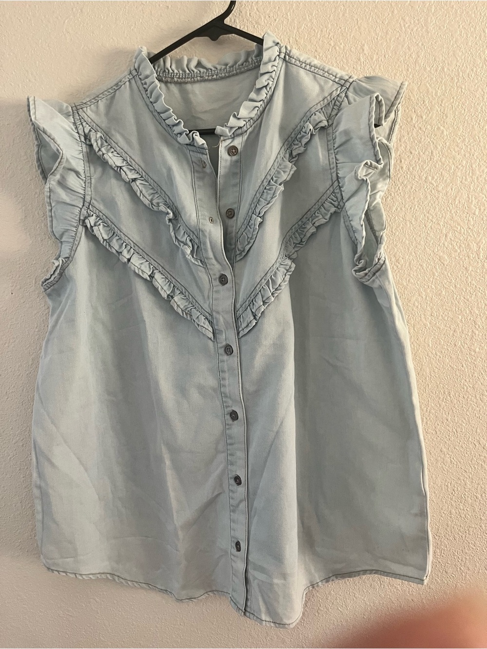 Chambray Light Blue Ruffle Sleeveless Button-Front Blouse XL lightweight fabric